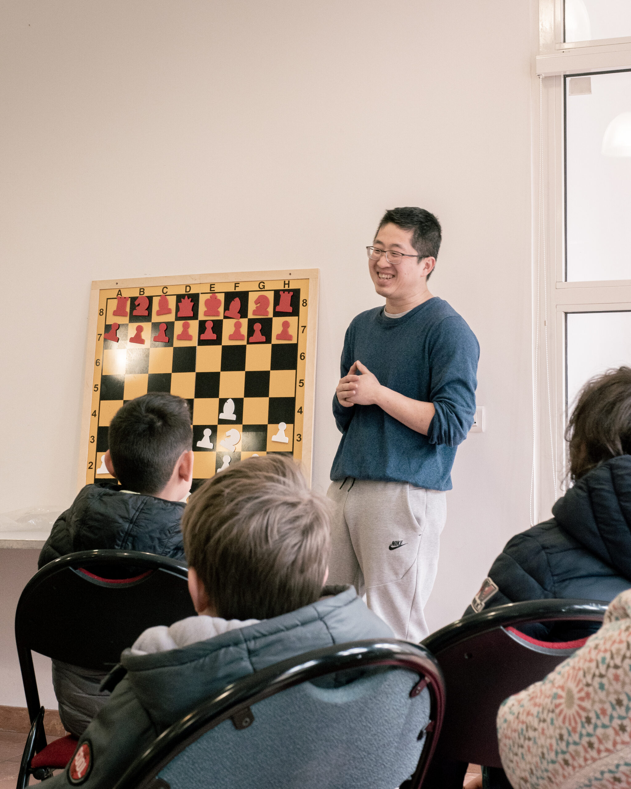 Le professeur d'échecs Danh Auduc donne un cours aux enfants du club d'échecs de Vauréal