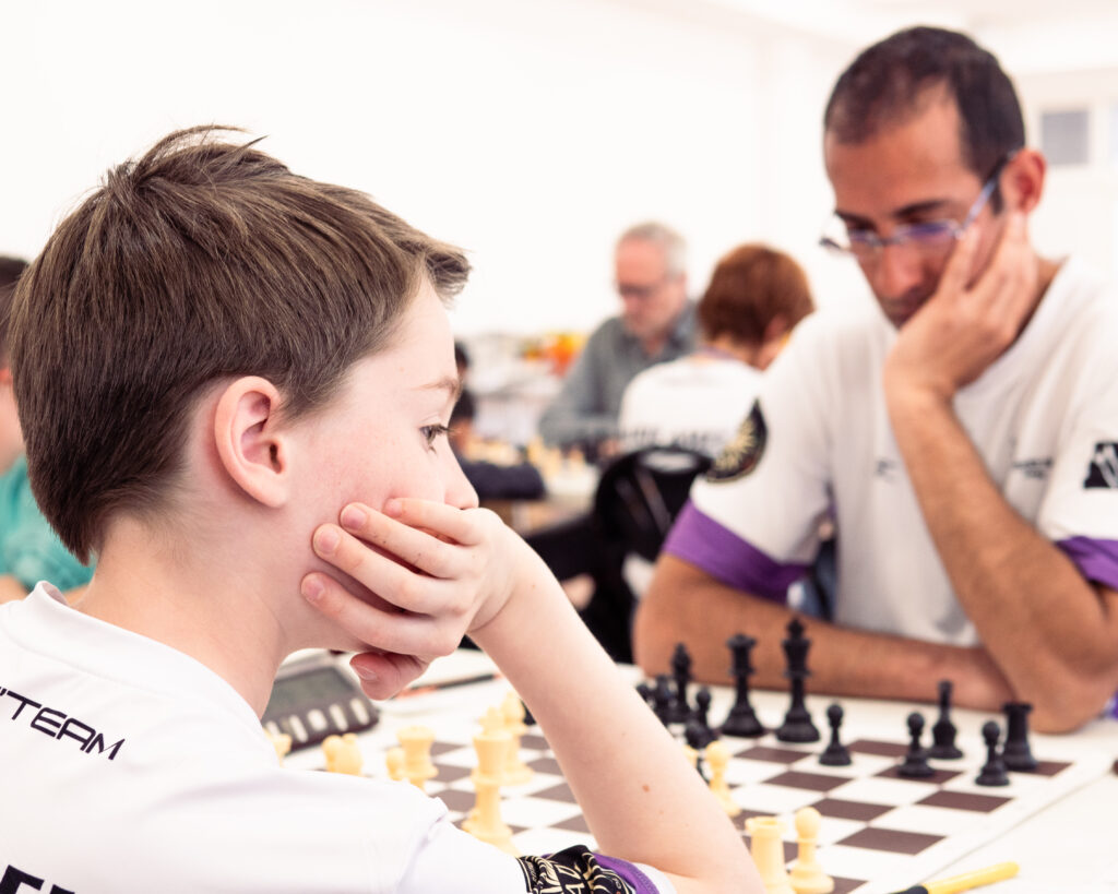 Enfants et adultes peuvent s'affronter aux échecs au club du Pion Passé